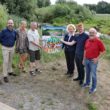 Symbolische Spendenübergabe in Rühme: Sven Glodniok (WVMO), Ina Rieger (SEBS), Dr. Bernd Hoppe-Dominik (FUN e. V.), Judith Kraft (Geschäftsführerin SEBS), Nick Jäger (SEBS) und Claus Wilske (WVMO).