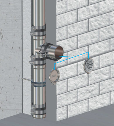 Grafik-Skizze einer Falleitung an der Fassade mit einem Revisionszugang, der durch die Dämmung führt.