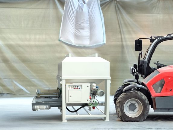Einfaches Befüllen des Silos mit Mörtel im Big Bag