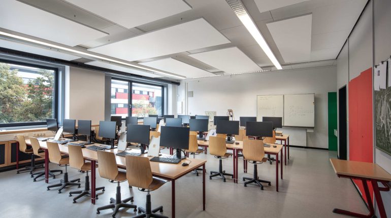 Abgehängte Akustikelemente von Sto sind überall dort die perfekte Lösung, wo es schnell gehen muss.