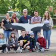 Gruppenbild mit den Kinder der Grundschule Hohestieg zumTag der Artenvielfalt am 22. Mai: Als Gewinnerschule des Gestaltungswettbewerbs der Bürgerstiftung Braunschweig besuchten sie die Rieselfelder und die Abwasser-Anlage in Steinhof. Lehrerin, Ina Patricia Rieger (Öffentlichkeitsarbeit SEBS), Jörg Walther (Betriebsleiter Rieselfelder), Danny Baumgart (Storchenbeauftragter) und Nina Lechelt (Lehrerin) erklärten den kleinen Gästen viel zu den Themen Wasser, Störche und Artenschutz.