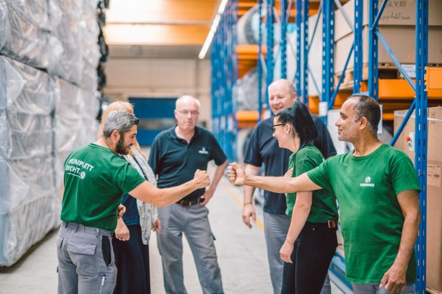 Gruppenbild vom Team im Lager des Werks in Laatzen: Bei Hanno prägen kollegiales Miteinander, kurze Wege und die Möglichkeit, Verantwortung zu übernehmen, den Arbeitsalltag – das lernen bereits die Azubis.