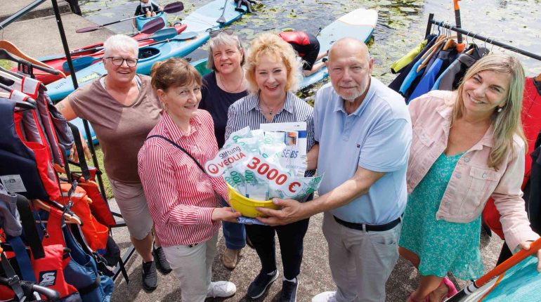 Gruppenbild der Übergabe an der Oker: Über neue Westen und Neopren-Anzüge freut sich der Gehörlosen Sportverein Braunschweig (GSV). Eine 3.000-Euro-Spende der Veolia Stiftung ermöglichte jetzt den Kauf der neuen Kleidung. Zur Spenden-übergabe trafen sich am Anleger (v.l.): Martina Ehlers (Stiftungspatin / BS Energy), Sylke Freudenthal (Veolia Stiftung), Birgit Sodomann (Stiftungs¬patin / BS Netz), Judith Kraft (Geschäftsführerin Stadtentwässerung Braunschweig GmbH / SEBS), Peter Fiebiger (Vorsitzender GSV) und Ina Patricia Rieger (Öffentlichkeitsarbeit SEBS). Die beiden Stiftungspatinnen sind selbst gehörlos.