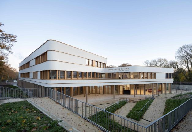Gesamtaufnahme vom Gebäude: Die neue Schule „Collège Claudine Hermann in Massy, südlich von Paris, ist ein Neubau mit hohem Anspruch: Mit einem U-Wert von 0,15 W/m²K sind die Wände hochdämmend, zugleich zeigt sich der Neubau auch besonders attraktiv gestaltet. Die helle, fugenlose Putzfassade ist auch an den gerundeten Innen- und Außenecken von höchster handwerklicher Qualität.