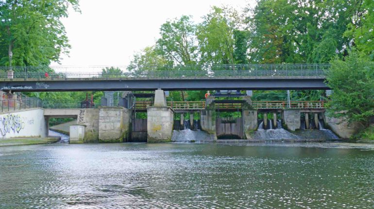 Das Petriwehr von der Oker aus gesehen, links der Fisch-Kanu-Pass. | 22.07.2026 BS Petriwehr - vom Wasser aus Foto: Karsten Mentasti