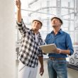 Zwei Männer auf Baustelle begutachten Fassade. Gemeinsam zum perfekten Ergebnis: Stimmen sich Systemgeber und Planer bzw. Bauunternehmen frühzeitig über die Baumaßnahme ab, passt die Lösung zum Problem – und die Dokumentation erfolgt gemäß neuer TR Instandhaltung.
