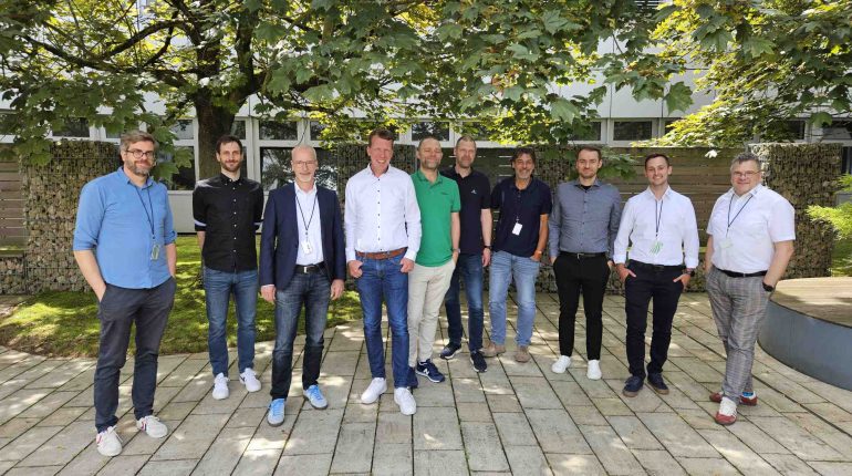 Gruppenbild mit 10 Personen im Außenbereich unter dem grünen Blätterdach eines Ahornbaumes: Thomas Konrad (3. v. l.) und sein Hanno-Kollege Frank Peters (6. v. l.) trafen alle Projektpartner zum Kick-off in Dortmund.