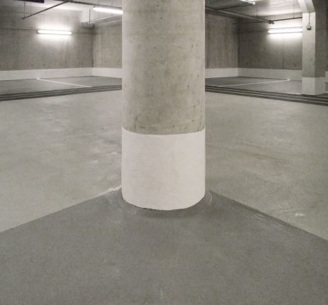 Langfristig gelöst: Die Bodenbeschichtung ist bis an den Pfeiler hoch gezogen. Die weiße Beschichtung unterstützt die Sichtbarkeit im Parkhaus.